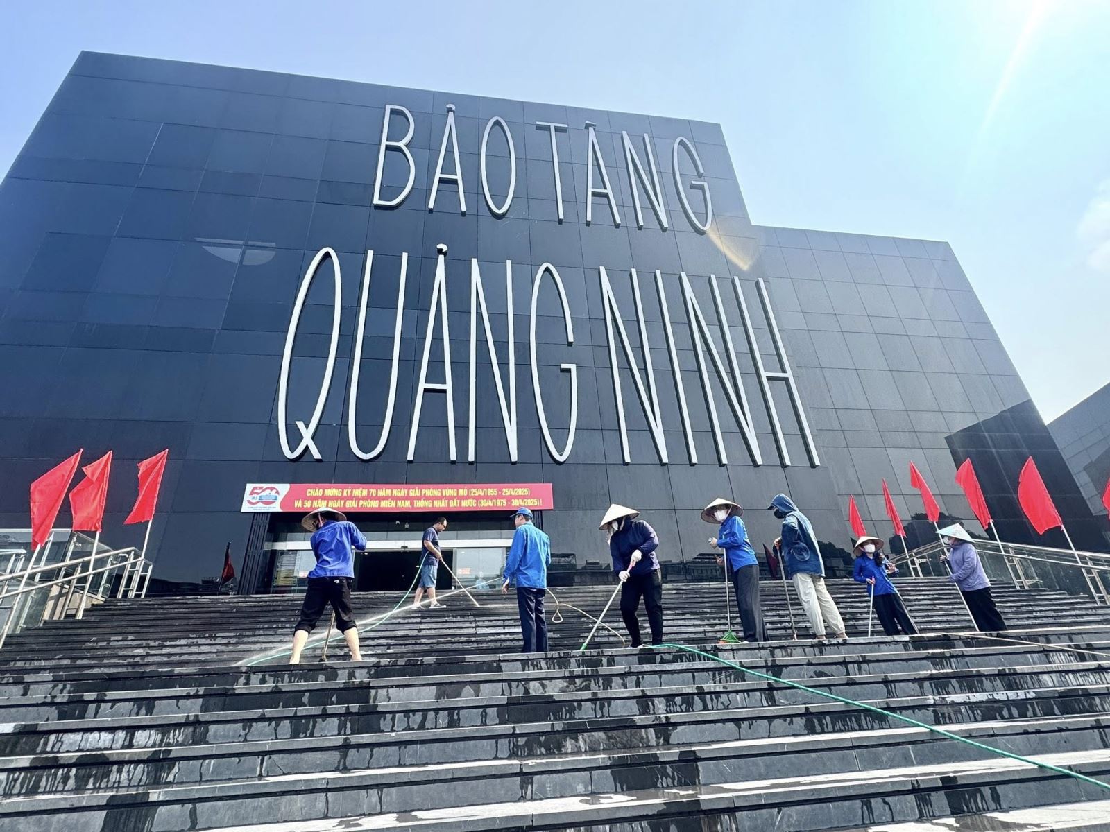 Đoàn thanh niên Bảo tàng tỉnh Quảng Ninh dọn dẹp khuôn viên Bảo tàng