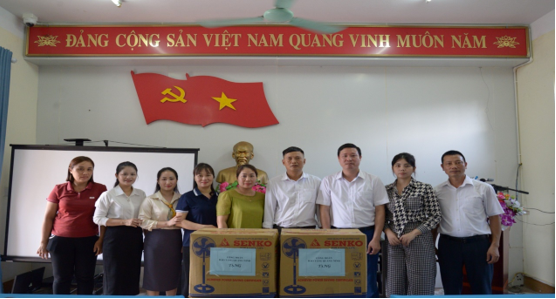 Đoàn công tác tặng quà cho trường TH&THCS Tân Dân, xã Tân Dân, thành phố Hạ Long, tỉnh Quảng Ninh