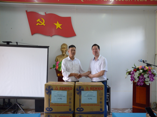 Đồng chí Đỗ Quyết Tiến - Bí thư chi bộ, giám đốc Bảo tàng Quảng Ninh  thay mặt đoàn công tác tặng quà cho trường TH&THCS Tân Dân