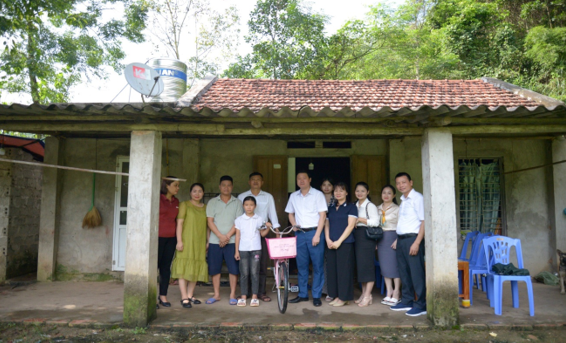 Đoàn công tác tặng xe đạp cho học sinh xuất sắc có hoàn cảnh đặc biệt khó khăn tại xã Tân Dân, thành phố Hạ Long, tỉnh Quảng Ninh